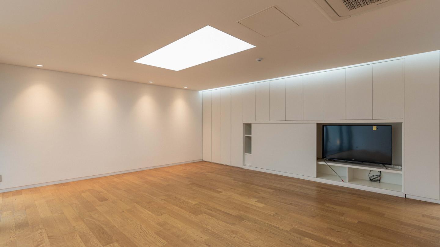 우드톤이 돋보이는 서초구 단독주택 거실 인테리어가 궁금하다면, 지안들을 초대하고 싶은 공간을 만드는 인테리어티쳐 홈 스타일링 포트폴리오 바로 보러가기