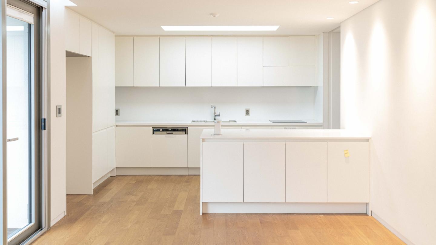 지인들과 와인 한잔과 따스한 식사를 나눌 서초구 단독주택 다이닝룸 인테리어가 궁금하다면, 인테리어티쳐가 선택한 우드 슬랩 테이블부터 홈 스타일링 포트폴리오 확인하기