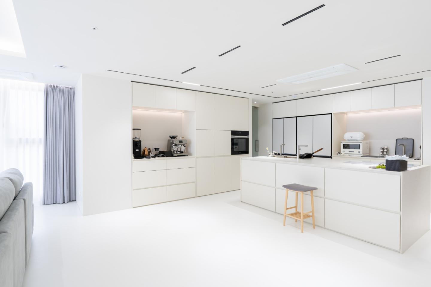 경기도 고양시 아파트 인테리어가 고민이라면 오직 가구만으로 내 취향에 맞는 공간을 완성하는 인테리어티쳐가 홈스타일링한 유튜버 유트루님의 공간 바로 보기