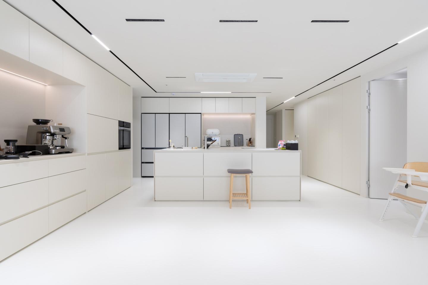 경기도 고양시 아파트에 산다면, 또는 유튜버 유트루님의 공간이 완성된 스토리가 궁금하다면, 인테리어티쳐에서 우리 집도 아름답게 인테리어하는 방법 알아보기