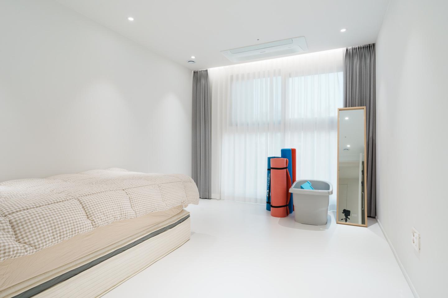 차분하고 편안한 인상과 동시에 유니크함을 더하는 유튜버 유트루님의 게스트룸 인테리어가 궁금하다면, 우리 집도 인테리어티쳐에서 홈 스타일링하는 방법 알아보기