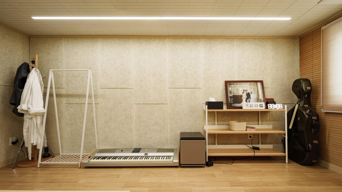 사무용 의자와 피아노가 있는 방, 경기도 고양시 아파트 인테리어가 궁금하다면, 유트루가 선택한 홈 스타일링 서비스 인테리어티쳐 후기 바로 보기