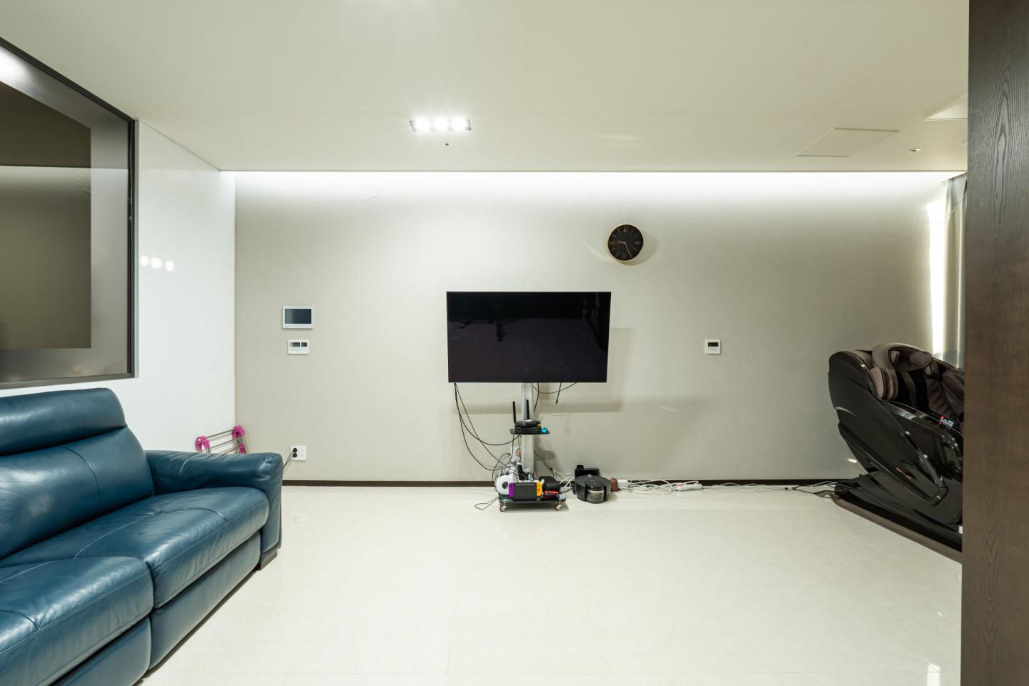 용산푸르지오써밋 거실 인테리어가 고민이라면 미니멀한 일상을 위한 인테리어티쳐의 시공 없는 홈 스타일링 바로 보러 가기