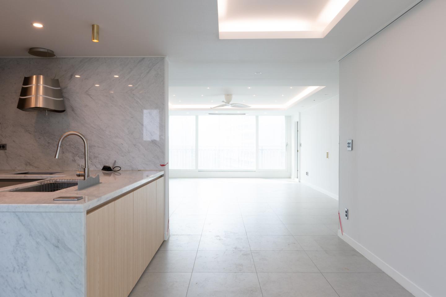 익스텐션 기능이 포함된 테이블로 4인 가족부터 지인들과의 식사까지 완벽한 식사를 즐길 수 있는 잠실 리센츠 아파트의 다이닝룸 인테리어가 궁금하다면 지금 바로 인테리어티쳐 홈 스타일링 포트폴리오 보러 가기