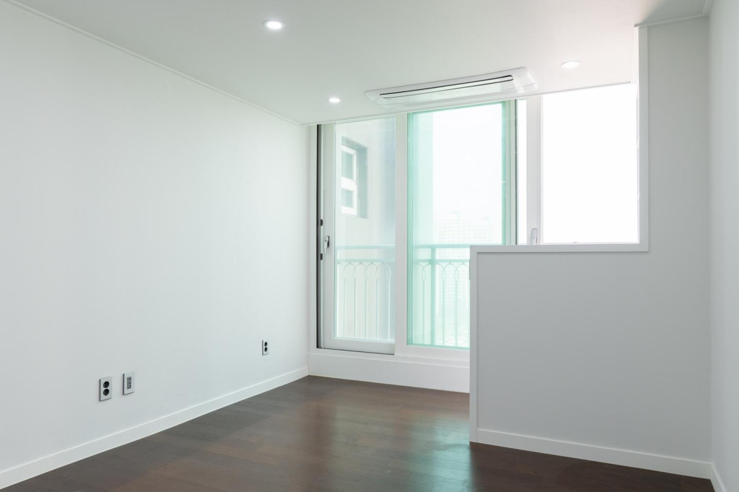 숙면의 질을 높이는 뉴트럴 컬러로 완성된 잠실 리센츠 아파트 48평형 침실 인테리어가 궁금하다면, 시공 없는 인테리어티쳐의 홈 스타일링 포트폴리오 바로 확인하러 가기