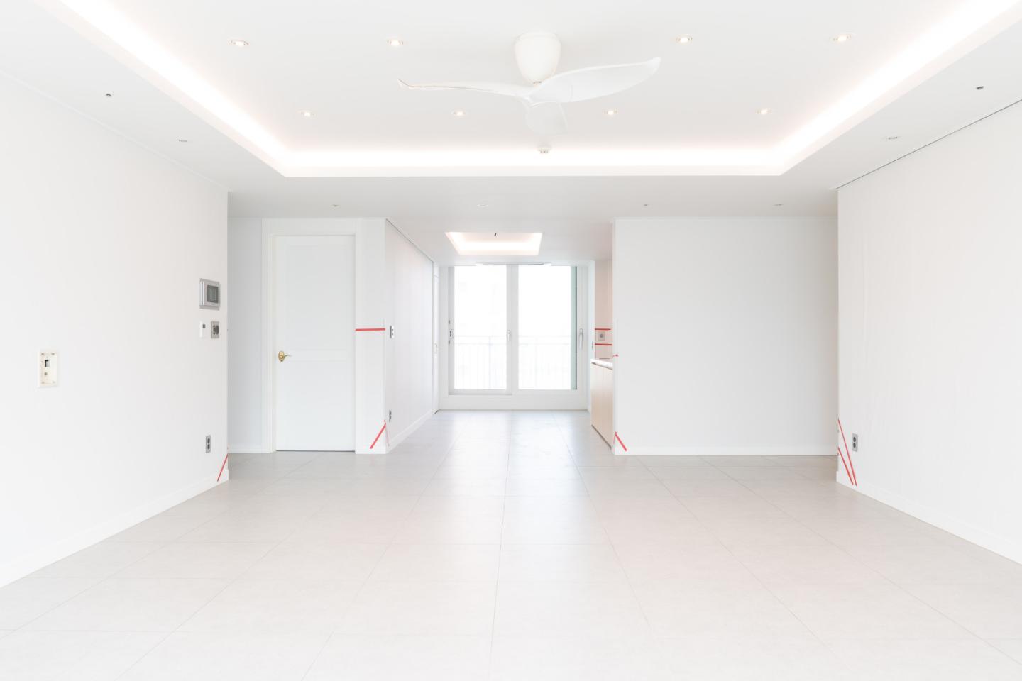 송파구 잠실 리센츠 아파트 48평 거실 인테리어가 고민이라면, 감각적인 조명과 소파, 차분한 색감의 벽지로 완성한 인테리어티쳐의 따뜻한 거실 인테리어 바로 보러가기