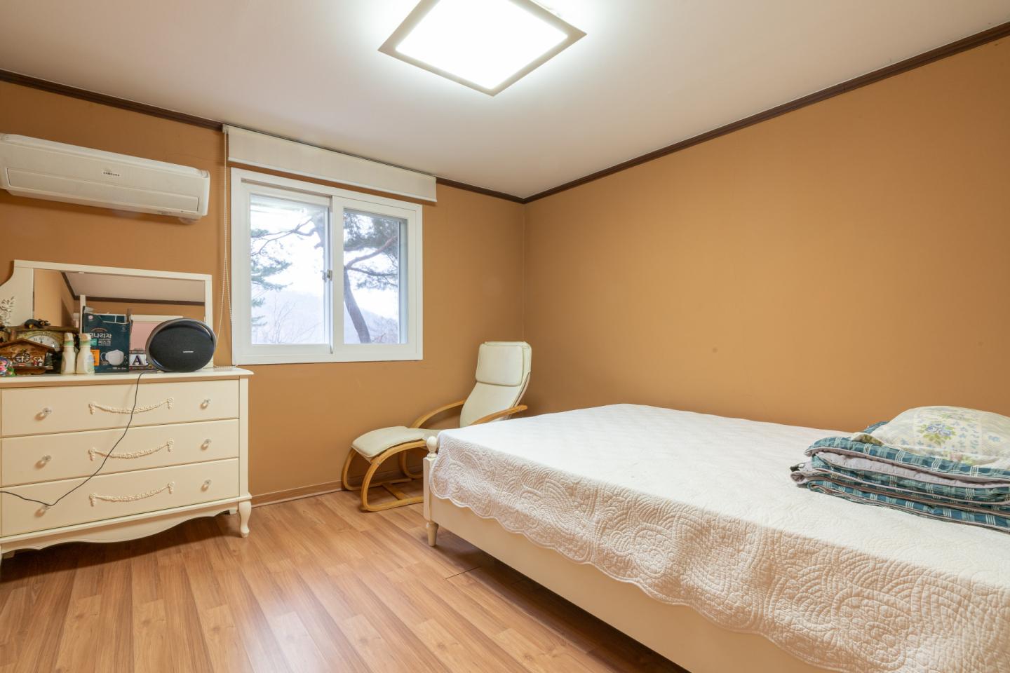 경기도 용인시 처인구에 위치한 고즈넉한 개인 별장 홈 스타일링, 오직 가구 스타일링으로 인테리어를 완성한 인테리어티쳐의 비결 바로 보러가기