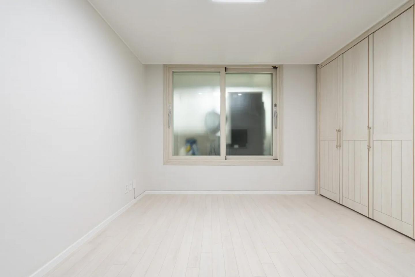 따뜻한 분위기의 화이트 침실 인테리어로 완성된 암사 선사현대 아파트 30평이 궁금하다면 인테리어티쳐의 시공 없는 가구 홈 스타일링 포트폴리오 바로 확인하기