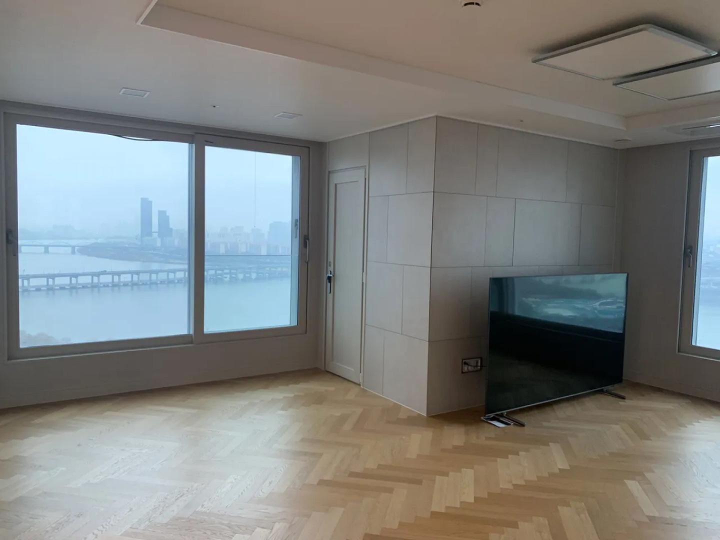 강남 서초구 아크로리버뷰 신반포 다이닝룸(주방), 한강뷰를 보며 즐기는 식사가 궁금하다면 인테리어티쳐와 함께 가구 스타일링 완성해보기