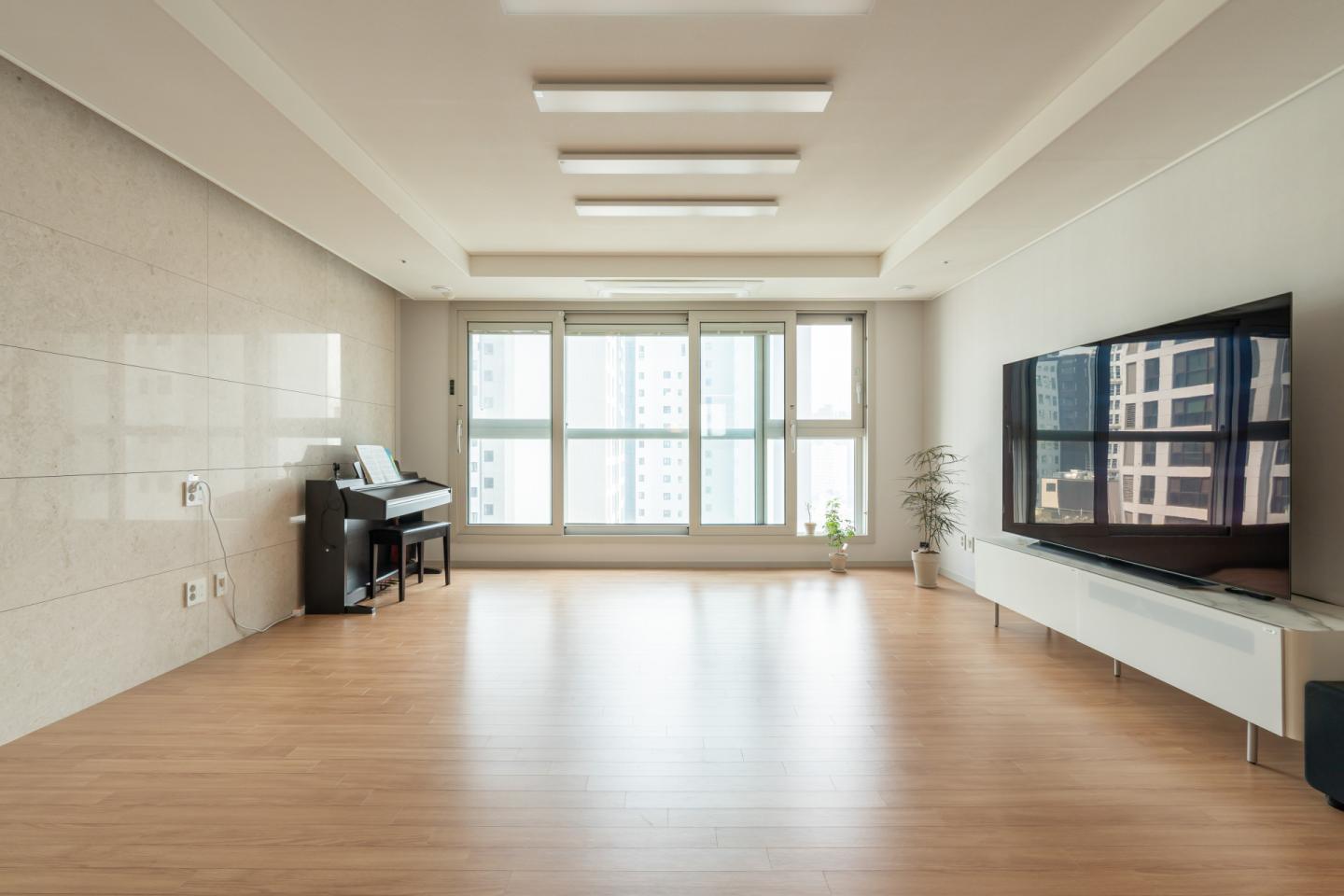 서초구 래미안리더스원 43평 거실, 단란한 가족과 함께 사는 라이프스타일에 가장 어울리는 가구 스타일링이 궁금하다면 인테리어티쳐 검색해보기