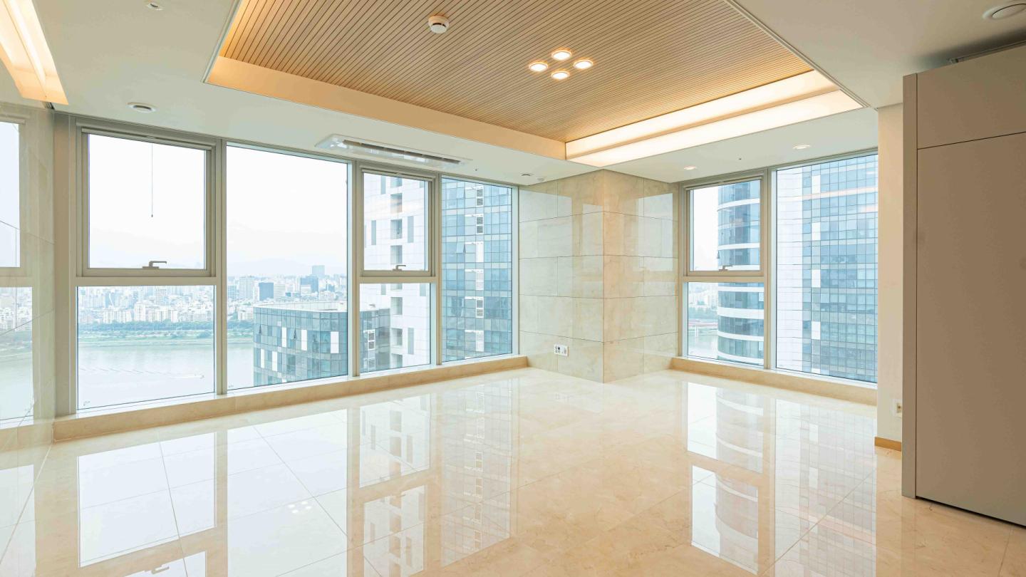 성수동 서울숲 트리마제 38평 거실, 베이지와 아이보리 컬러 가구 스타일링으로 샌드톤의 대리석과 어울리는 거실 완성하기