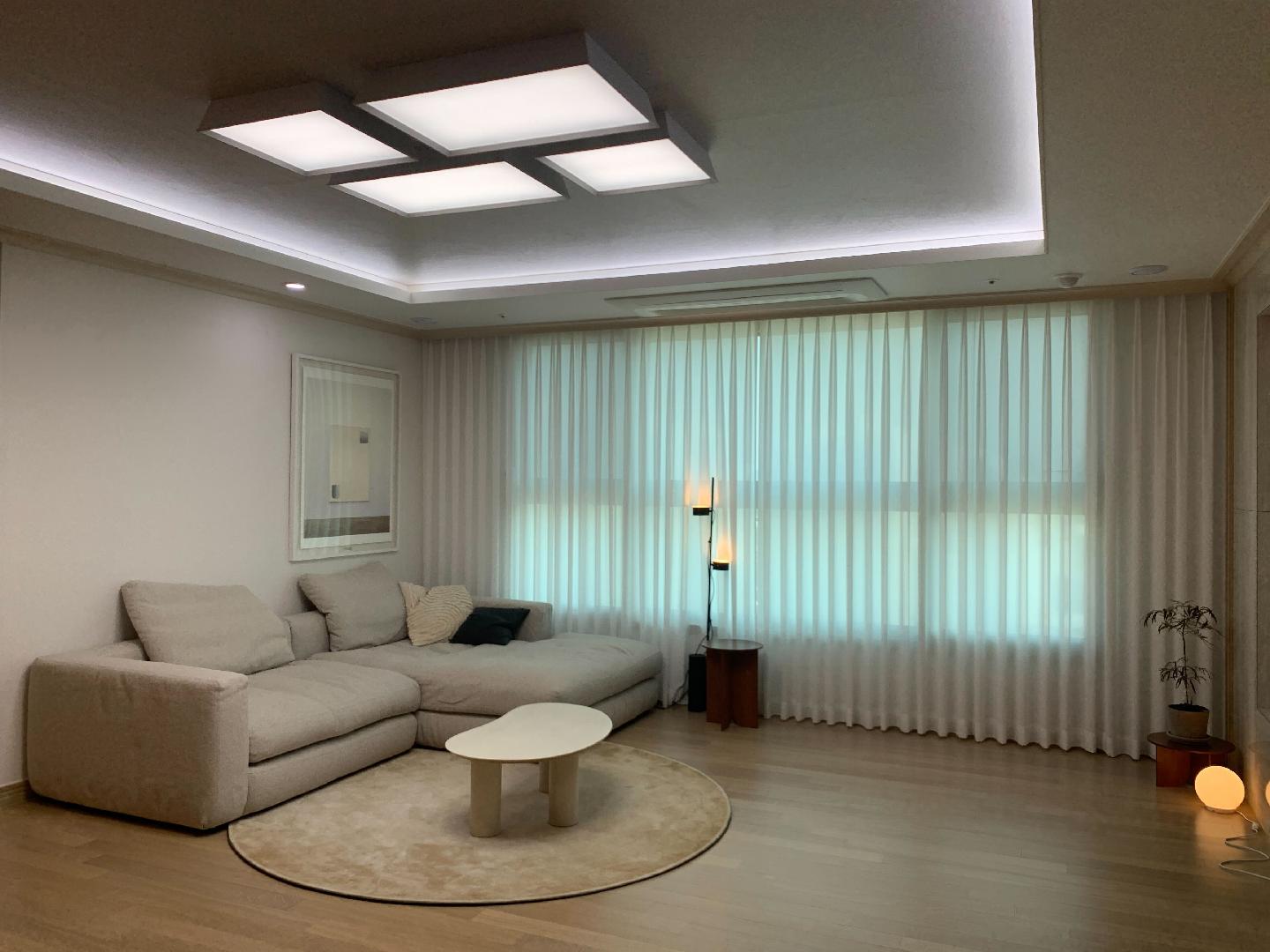 편안한 무드에 조명으로 포인트를 준 거실1