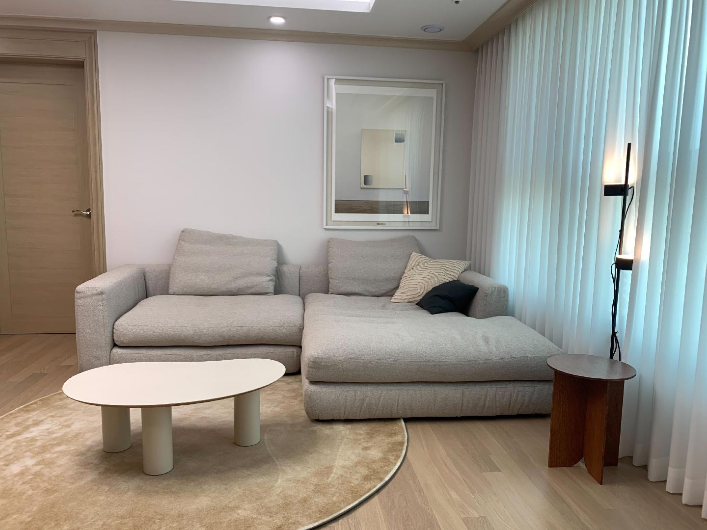 편안한 무드에 조명으로 포인트를 준 거실2