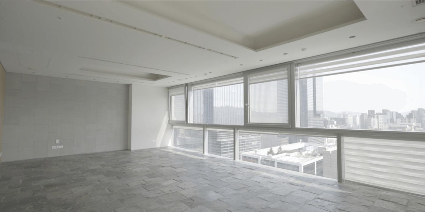 서초동 부띠끄모나코 82평 거실 인테리어, 넉넉한 라운지 소파와 아노니마 카스텔리의 알키 체어로 인테리어티쳐만의 가구 스타일링 완성하기