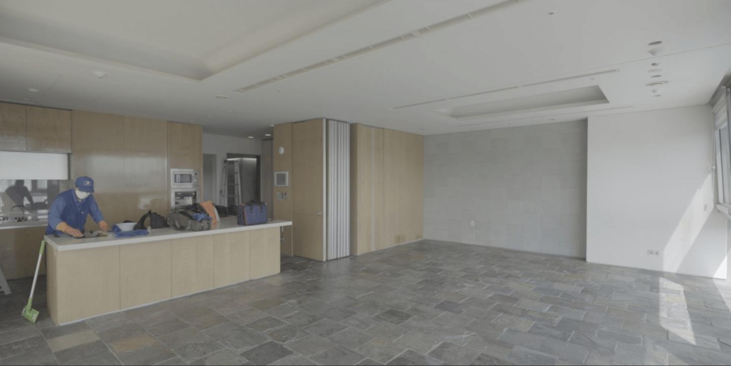 서초구 부띠끄모나코 82평 다이닝룸 인테리어, 주방과 식탁이 개방감있게 이어지고 펼쳐지는 서울의 전경, 고급스러운 주거 공간 홈 스타일링은 인테리어티쳐에서 알아보기